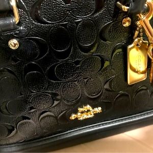 Beautiful coach purse minor signs of wear see photos